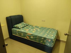 Dormitorio pequeño con cama con edredón verde en HB305-2 bedroom-WiFi-Netflix-Parking-Swimming Pool, 3057, en Cyberjaya