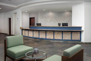 The lobby or reception area at Courtyard by Marriott Seattle Kirkland