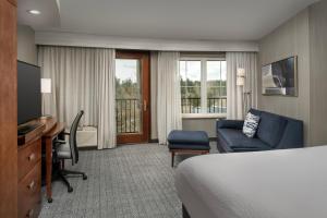 TV a/nebo společenská místnost v ubytování Courtyard by Marriott Seattle Kirkland
