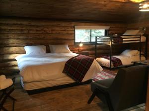 Postel nebo postele na pokoji v ubytování Chute Lake Lodge