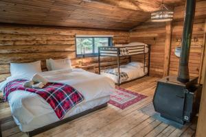 Postel nebo postele na pokoji v ubytování Chute Lake Lodge