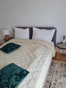 Una cama con dos almohadas encima en un dormitorio. en Apartament Central, en Gherla