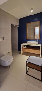 łazienka z toaletą i umywalką w obiekcie alsùd Dimora di Lampedusa w mieście Lampedusa