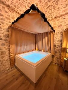 bañera de hidromasaje en una habitación con tienda de campaña en La Maison Arco Boccolicchio en Manfredonia