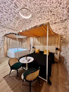 um quarto com uma cama, uma mesa e cadeiras em La Maison Arco Boccolicchio em Manfredónia