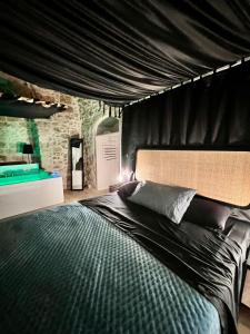 una camera con un letto e un soffitto nero di La Maison Arco Boccolicchio a Manfredonia