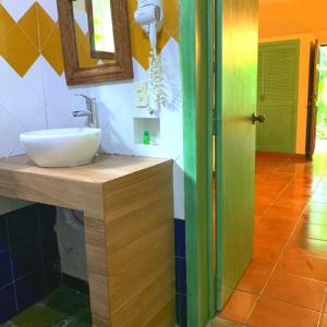 y baño con lavabo y espejo. en Hotel La Ceiba, en Chiapa de Corzo