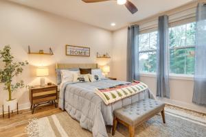 1 dormitorio con cama y ventana en Upscale Rutherfordton Vacation Rental with Hot Tub, en Lake Lure