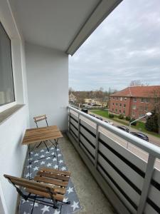 een balkon met een tafel en een bank erop bij Blue Chili 16 Familienwohnung nahe Uniklinik - Boxspringbett Balkon Wlan in Maagdenburg