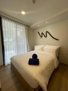 Postel nebo postele na pokoji v ubytování Modern Golf course view Apartment in Sky Park Laguna