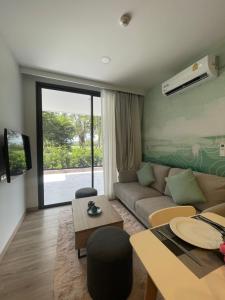 Posezení v ubytování Modern Golf course view Apartment in Sky Park Laguna