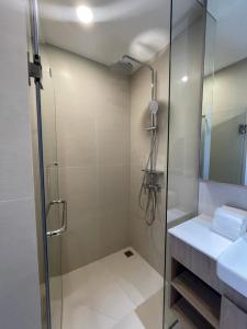 Koupelna v ubytování Modern Golf course view Apartment in Sky Park Laguna + 33 fotografií