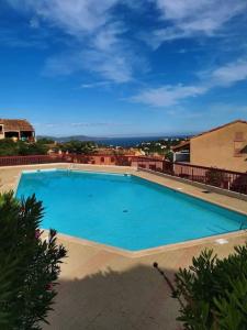 a large blue swimming pool on top of a building at Appartement 1 chambre vue mer et grande terrasse in Cavalaire-sur-Mer