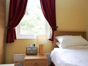 una camera con letto e finestra di Brundholme Glen a Keswick