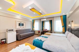 - un salon avec deux lits et un canapé dans l'établissement Kadirga Studios Renovated in 2023, à Istanbul