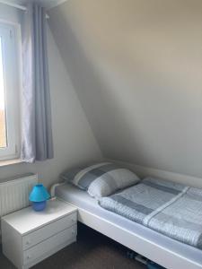 een kleine slaapkamer met een bed en een raam bij Zurück zur Natur... in Vollrathsruhe
