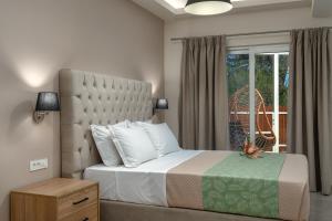 Postel nebo postele na pokoji v ubytování Iris & Rhea junior suites