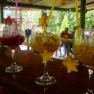 un grupo de tres copas de vino sentadas en una mesa en FINCA CELESTIAL, en Pacho