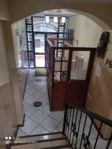 Habitación con escalera, puerta y suelo en Hostal puerta del sol en Quito