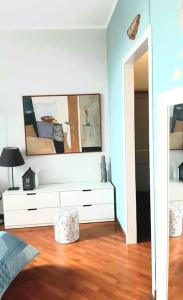 een woonkamer met een witte dressoir in een kamer bij Interno 15 Diario di viaggio in Vigevano