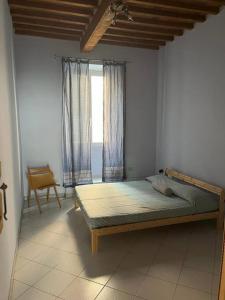 A bed or beds in a room at Appartamento in centro a Livorno