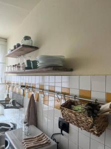 A kitchen or kitchenette at Appartamento in centro a Livorno