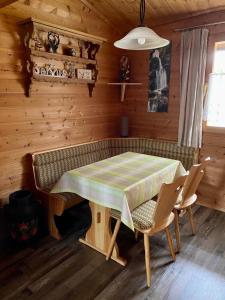 a dining room with a table and chairs in a cabin at Ferienhaus Nr 6, Typ A, Feriendorf Jägerpark, Bayerischer Wald in Viechtach