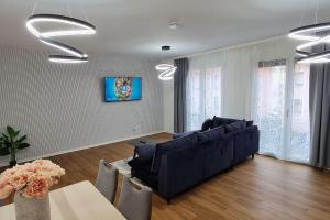 a living room with a blue couch and a table at Luxus Wohnung im Stadtzentrum in Nuremberg