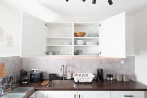 Η κουζίνα ή μικρή κουζίνα στο Quiet suite with all the comforts of home