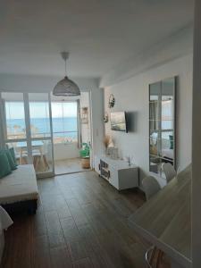 Una sala de estar con vista al mar. en Apartamento Ohana, Costa del Sol, en Algarrobo Costa