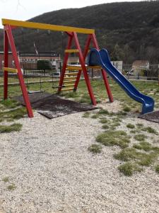 - une aire de jeux avec toboggan dans un parc dans l'établissement Kuća za odmor Varoš, à Vrlika