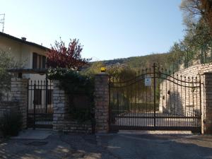 um portão de ferro forjado em frente a uma casa em Casa di Licia em Volargne