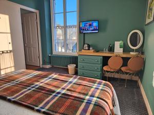 ein Schlafzimmer mit einem Bett, einem Waschtisch und einem Spiegel in der Unterkunft Les Rochers in Saint-Savin
