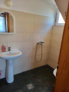 ein Bad mit einem Waschbecken und einer Dusche in der Unterkunft Casa Philip Costinești, acceptăm vouchere de vacanta in Costinești