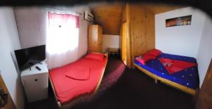 einen Blick über ein Zimmer mit 2 Betten und einem TV in der Unterkunft Casa Philip Costinești, acceptăm vouchere de vacanta in Costinești