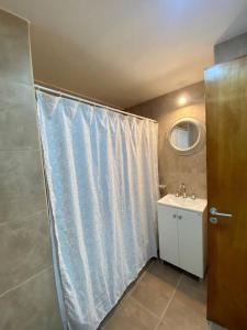 een badkamer met een douchegordijn en een wastafel bij Terrazas 2002 Confortable Monoambiente in Salta