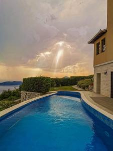 בריכת השחייה שנמצאת ב-Lux Villa Provence או באזור
