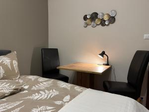 um quarto com uma cama e uma secretária com 2 cadeiras em Pyhra - Urlaub im Elsbeerland em Wald