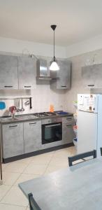 una cucina con elettrodomestici in acciaio inossidabile e frigorifero bianco di Da lulù a Polignano a Mare