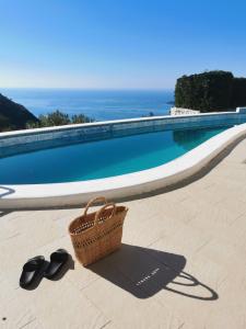 בריכת השחייה שנמצאת ב-Lux Villa Provence או באזור