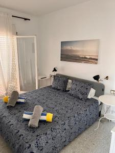 - une chambre avec un lit et 2 serviettes dans l'établissement Catalunya Casas Blissful Costa Dorada Escape with private pool, à Bisbal del Penedès