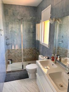 La salle de bains est pourvue de toilettes, d'une douche et d'un lavabo. dans l'établissement Catalunya Casas Blissful Costa Dorada Escape with private pool, à Bisbal del Penedès