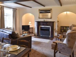 uma sala de estar com um sofá e uma lareira em Farm Cottage annex em Smallburgh