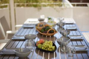 una mesa con un bol de fruta en ella en Kastellakia Executive Villa, en Rethymno