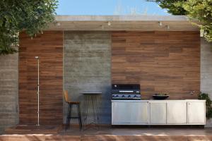 una cocina al aire libre con una pared de madera en Kastellakia Executive Villa, en Rethymno