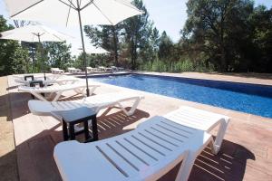 Πισίνα στο ή κοντά στο Catalunya Casas: Spacious Villa Vera up to 24 guests, a short drive to Blanes!