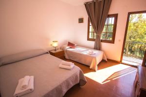 Ένα ή περισσότερα κρεβάτια σε δωμάτιο στο Catalunya Casas: Spacious Villa Vera up to 24 guests, a short drive to Blanes! +31 φωτογραφίες