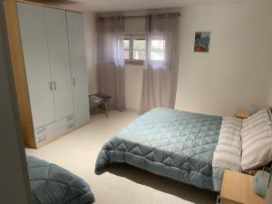 ein Schlafzimmer mit einem Bett, einem Schrank und einem Fenster in der Unterkunft Giardino Sud - a pochi passi dal mare in San Vincenzo