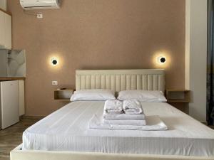 ein Schlafzimmer mit einem Bett mit Handtüchern darauf in der Unterkunft Gray&Oli Studios in Vlorë