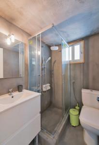 uma casa de banho com um chuveiro, um lavatório e um WC. em Villa Nefeli em Sani Beach